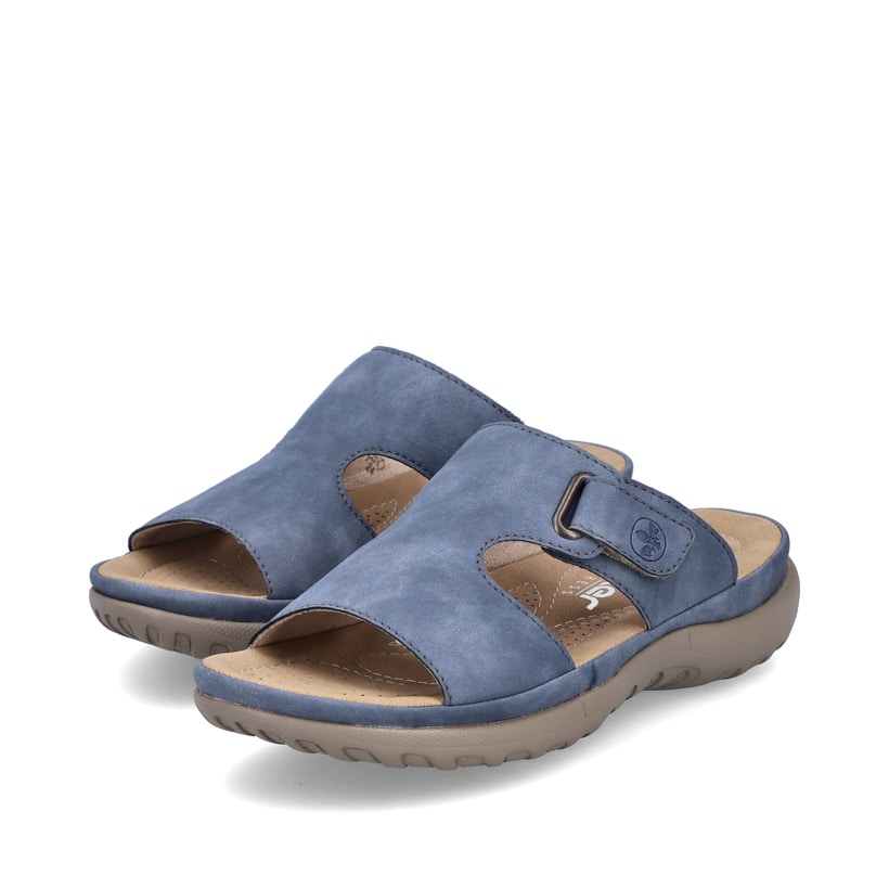 Blaue Rieker Damen Pantoletten 64806-10 mit einem Klettverschluss. Schuhpaar seitlich schräg.