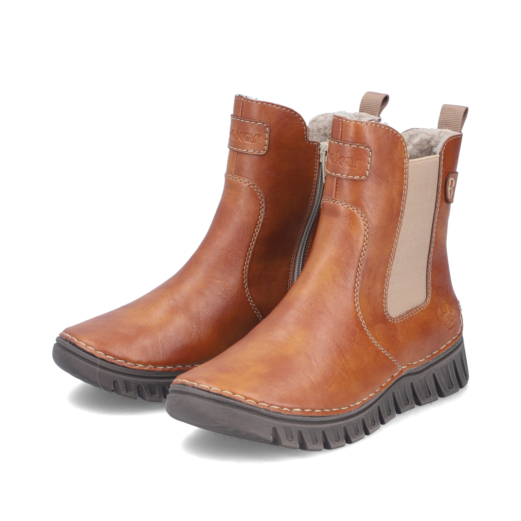 Braune Rieker Damen Chelsea Boots 57560-24 mit einem Reißverschluss. Schuhpaar seitlich schräg.
