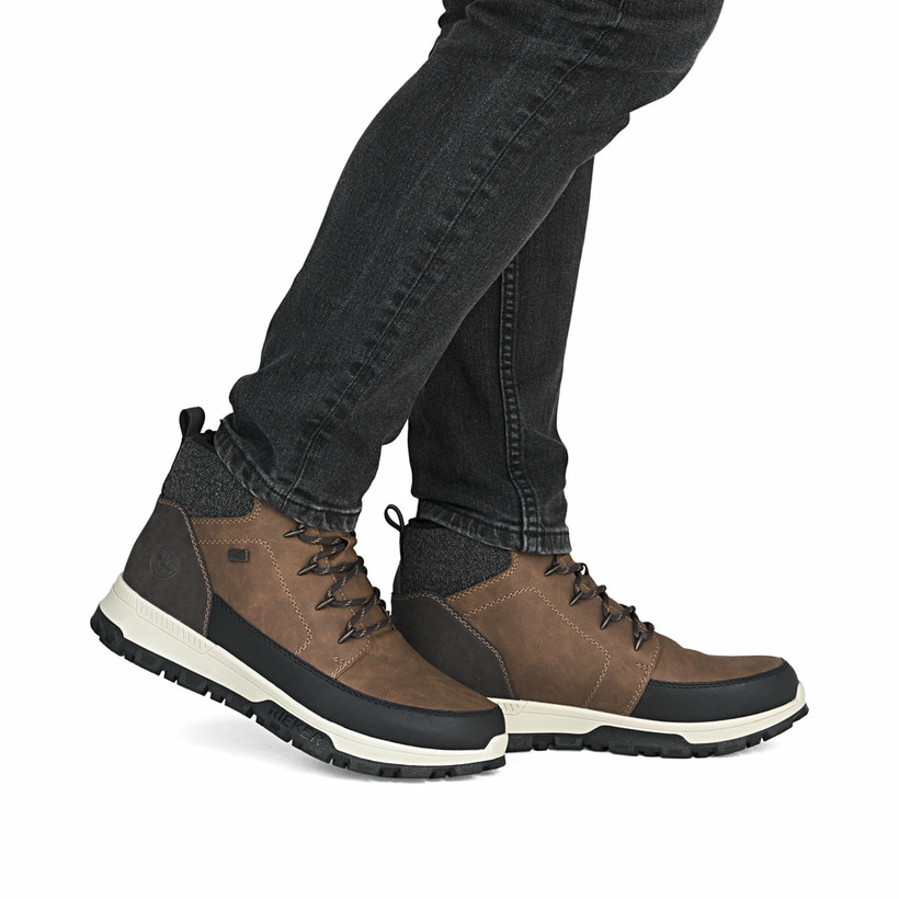 Karamellbraune Rieker Herren Schnürstiefel 35540-24 mit einer leichten Profilsohle. Schuh am Fuß