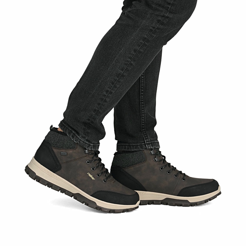 Kaffeebraune Rieker Herren Schnürstiefel 35534-25 mit einer leichten Profilsohle. Schuh am Fuß