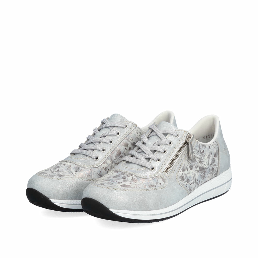 Baskets basses Rieker blanches pour femme N1112-80 avec motif floral. Chaussures inclinées sur le côté.