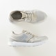 Beige Rieker Damen Sneaker Low M9000-60 mit Gummischnürung sowie flexibler Sohle. Schuhpaar von oben, seitlich auf beigem Hintergrund.