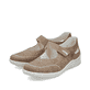 Beige Rieker Ballerinas 48996-62 mit modernen Ziernähten sowie Klettverschluss. Schuhpaar seitlich schräg.