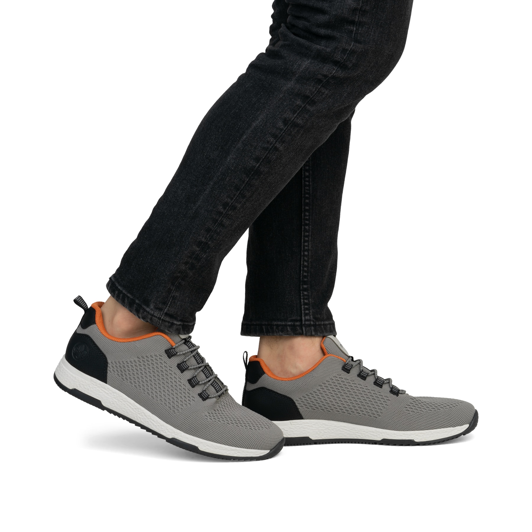 Graue Rieker Herren Slipper B3454-42 mit einem Gummizug sowie der Extraweite H. Schuh am Fuß.
