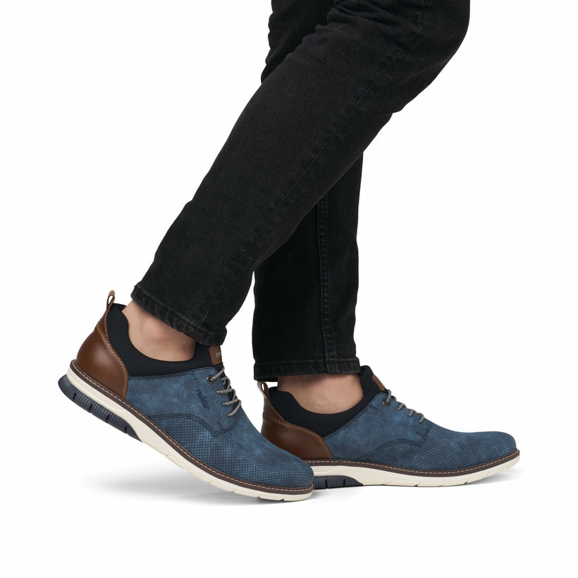 Blaue Rieker Herren Slipper 14450-14 mit einem Gummizug sowie Komfortweite G 1/2. Schuh am Fuß.