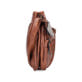 Sac bandoulière Rieker H1005-22 en marron avec fermeture éclair et pendentif en forme de cœur. Porté.