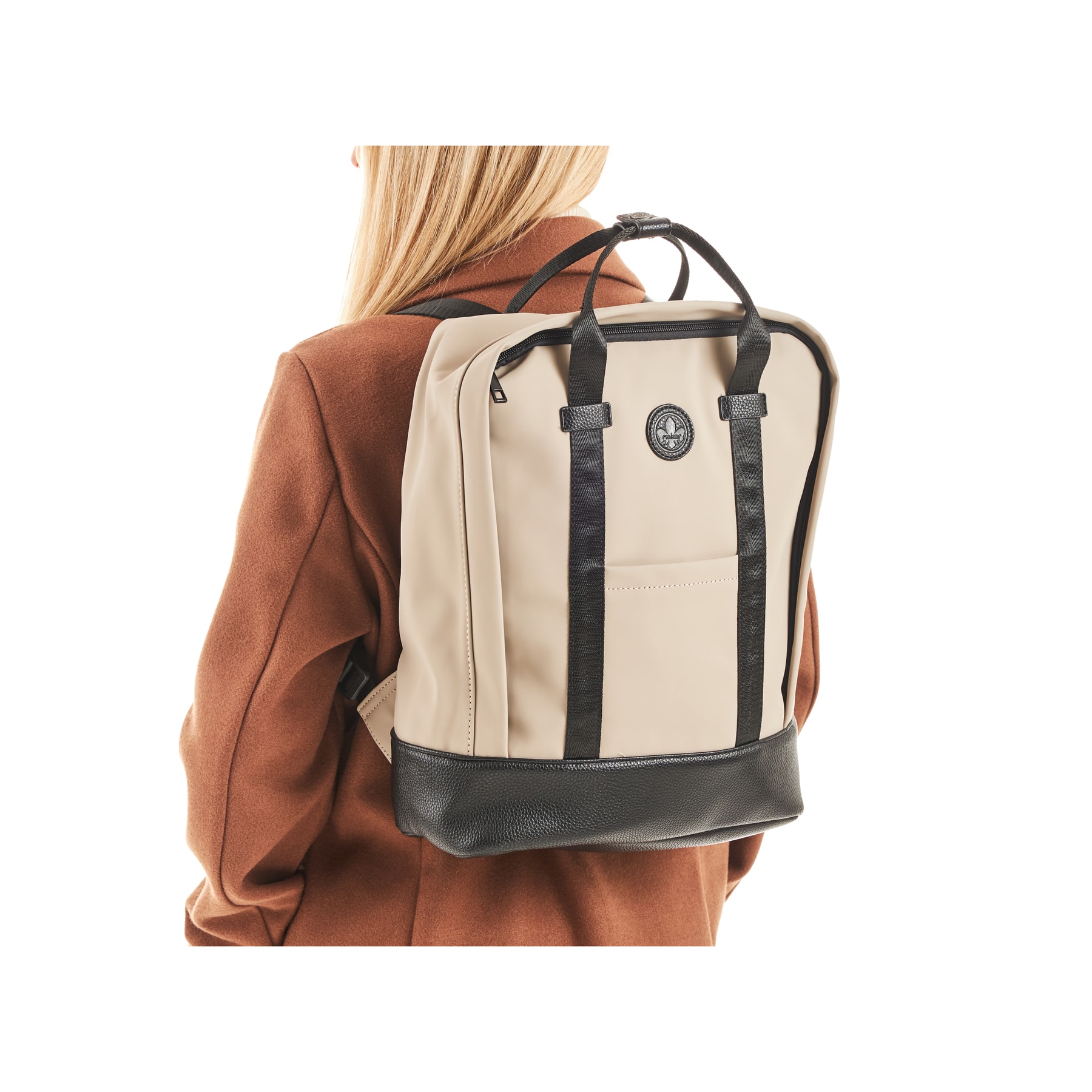 Rieker Damen Rucksack H1530-62 in Sandbeige-Schwarz aus Kunstleder mit Reißverschluss. Rucksack getragen.