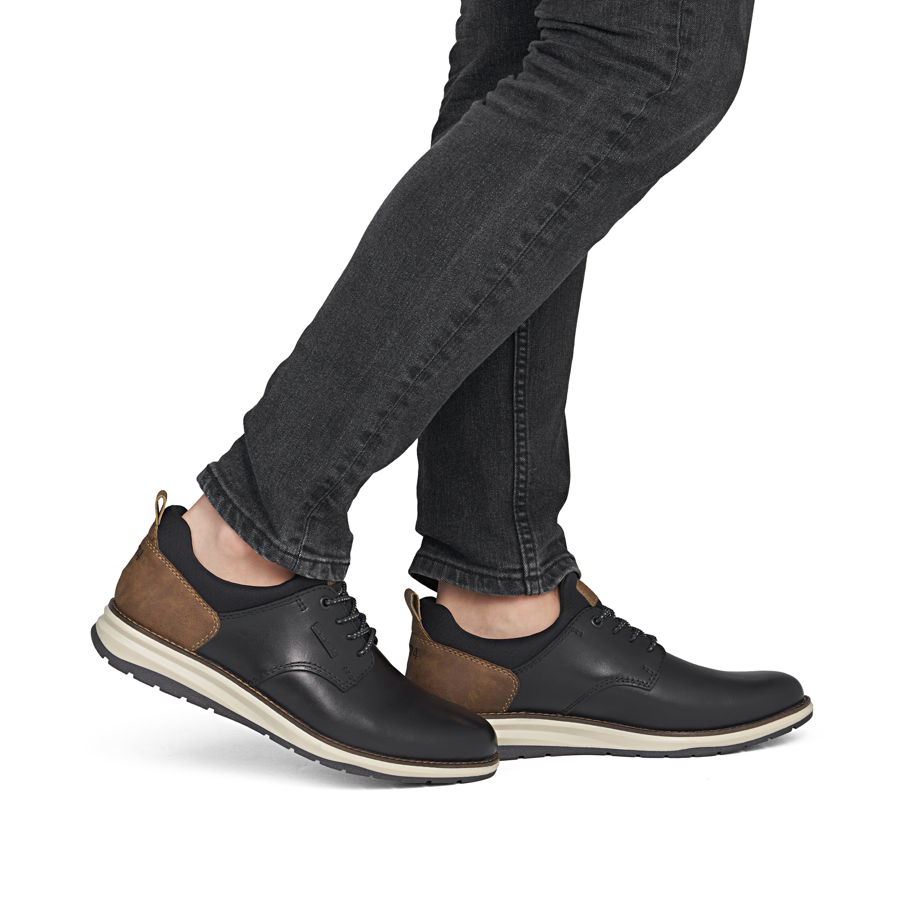 Schwarz-braune Rieker Herren Slipper 14755-00 aus Glattleder. Schuh am Fuß.
