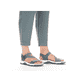 Blaue Rieker Damen Trekkingsandalen 68871-14 mit einem Klettverschluss. Schuh am Fuß.