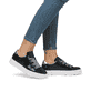 Schwarze Rieker Damen Sneaker Low N59A2-00 mit einer Schnürung. Schuh am Fuß.