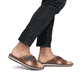 Braune Rieker Herren Pantoletten 21061-25 mit der Komfortweite G. Schuh am Fuß.