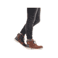 
Kastanienbraune Rieker Herren Schnürstiefel F3641-23 mit einer robusten Profilsohle. Schuh am Fuß