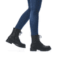 
Graphitschwarze Rieker Damen Biker Boots Z9120-00 mit einer robusten Profilsohle. Schuh am Fuß