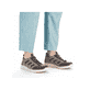 Graue Rieker Herren Slipper B7762-45 mit Gummischnürung sowie weißen Ziernähten. Schuh am Fuß.