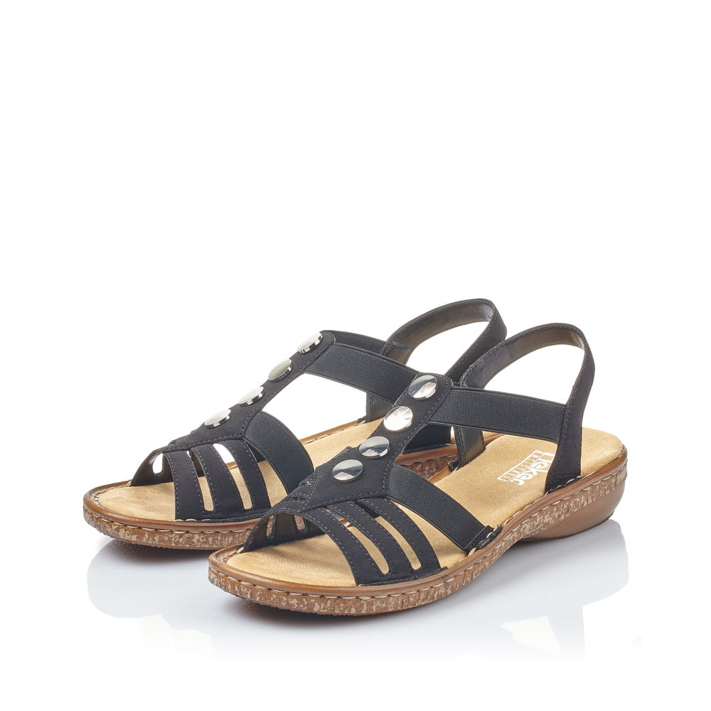 Schwarze Rieker Damen Riemchensandalen 62831-00 mit einem Elastikeinsatz. Schuhpaar seitlich schräg.