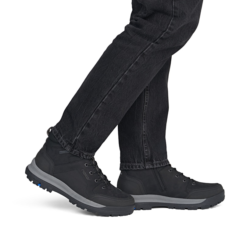 Schwarze Rieker Herren Schnürstiefel 30301-00 mit dem umdrehbaren Glacier Grip. Schuh am Fuß.