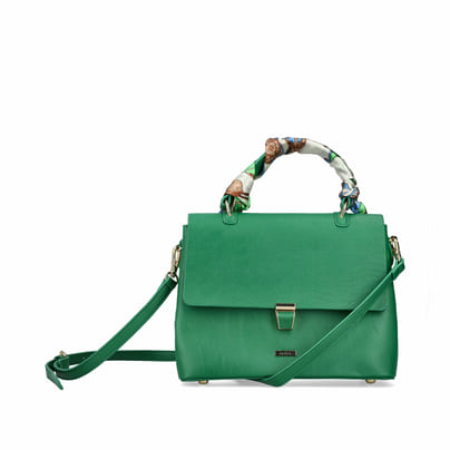 Rieker Handtasche H1605-54 in Grün mit Deko-Band, Reißverschluss, praktischen Schnappverschluss und unterteiltem Hauptfach. Vorderseite.