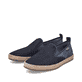 Blaue Rieker Herren Slipper B2661-14 mit einem Gummizug sowie der Komfortweite G. Schuhpaar seitlich schräg.