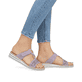 Fliederfarbene Rieker Damen Pantoletten V0621-30 mit einem Klettverschluss. Schuh am Fuß.
