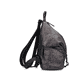 Rieker Rucksack H1055-95 in Schwarz mit schlichter Blumenoptik, Reißverschluss, Handyfach und praktischem Karabiner. Rechtsseitig.