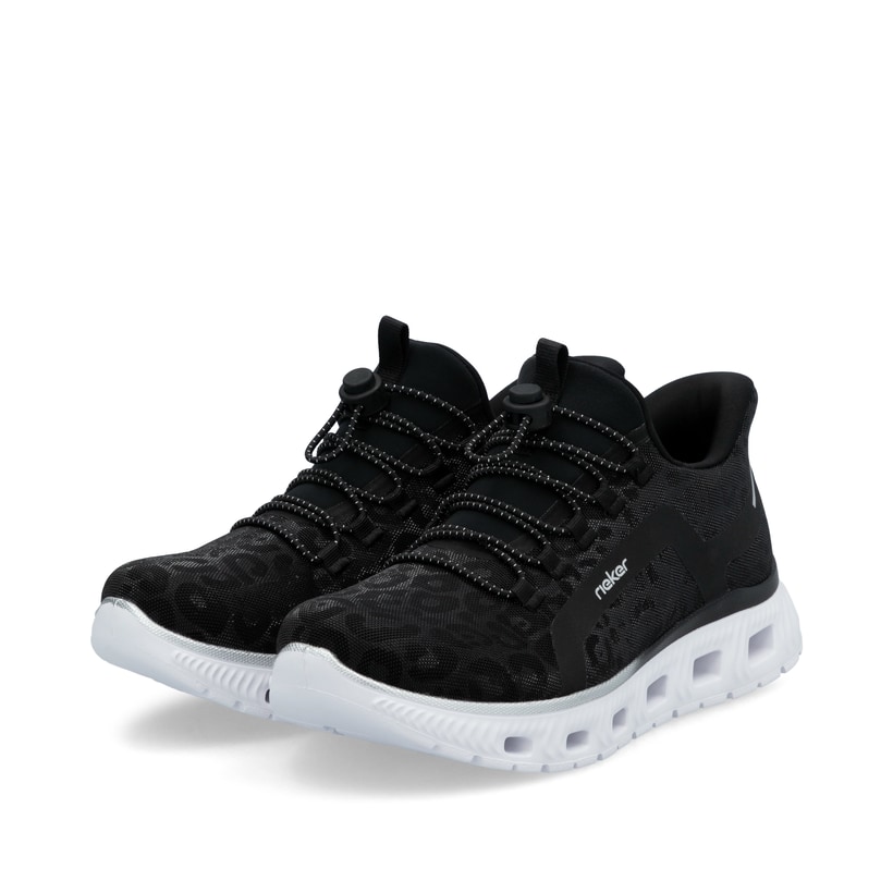 Schwarze Rieker Damen Sneaker Low M6066-01 mit Gummizug sowie flexibler Sohle. Schuhpaar seitlich schräg.