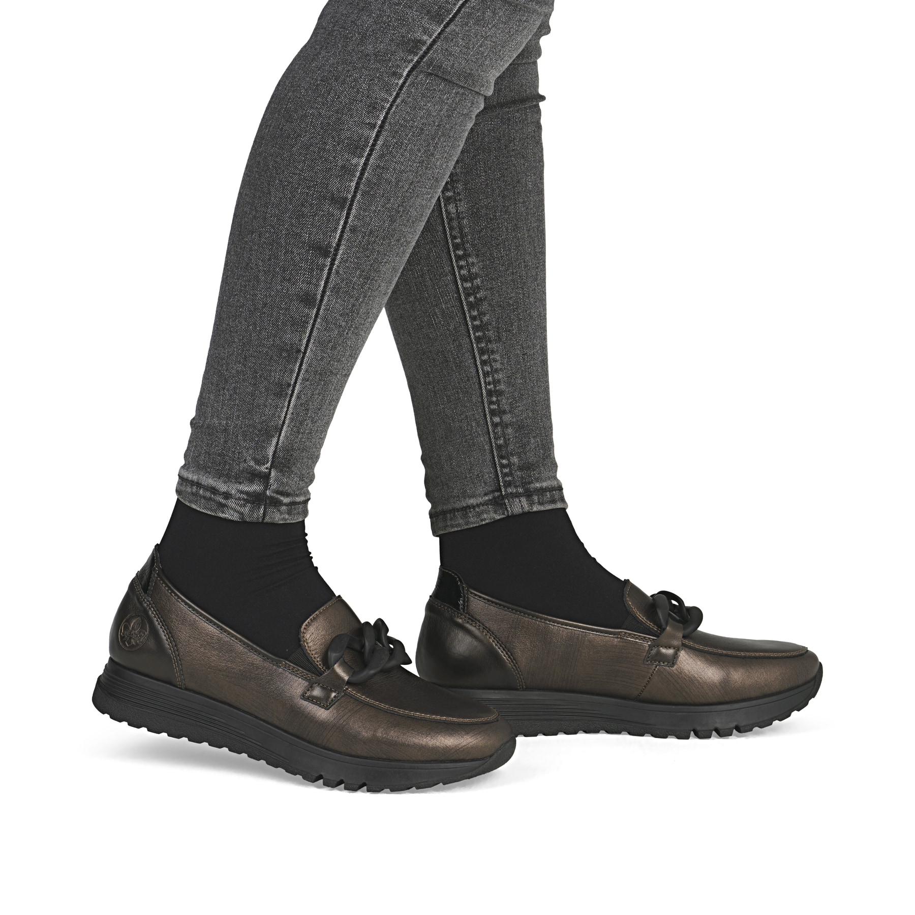Mocassins Rieker marron pour femme 49051-25 en cuir lisse. Chaussure au pied.