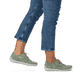 Grüne Rieker Damen Schnürschuhe 52528-52 mit einer extra weichen Decksohle. Schuh am Fuß.