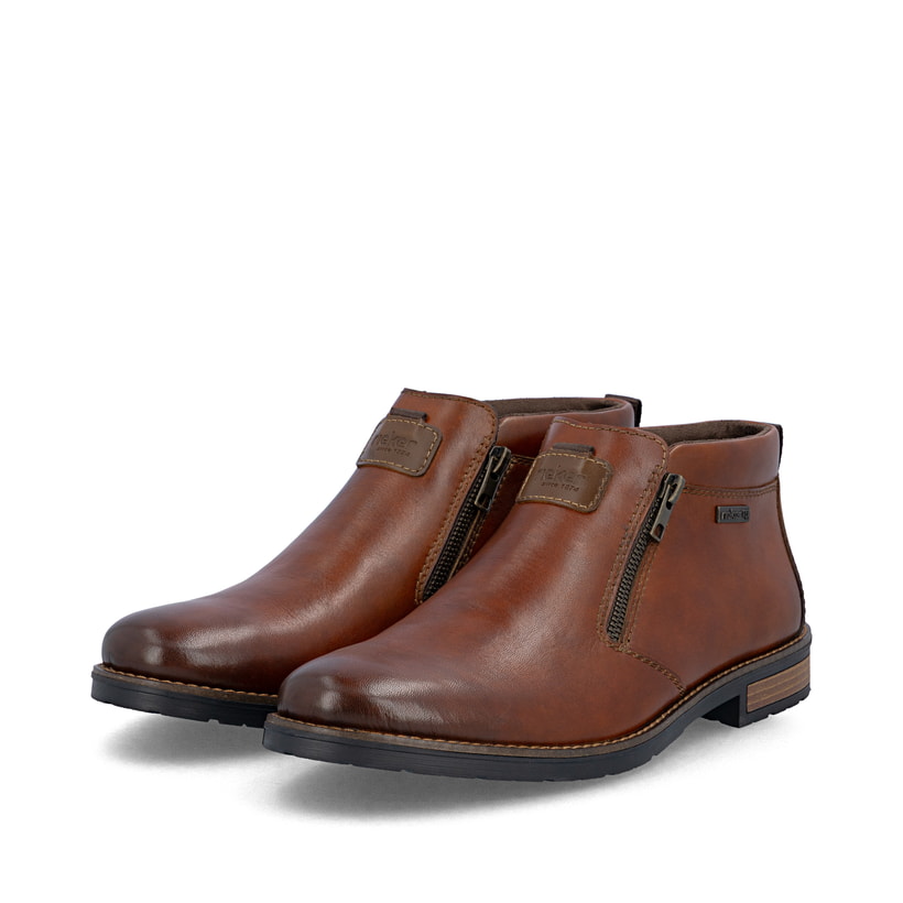 Braune Rieker Herren Kurzstiefel 14656-24 aus Glattleder. Schuhpaar seitlich schräg.
