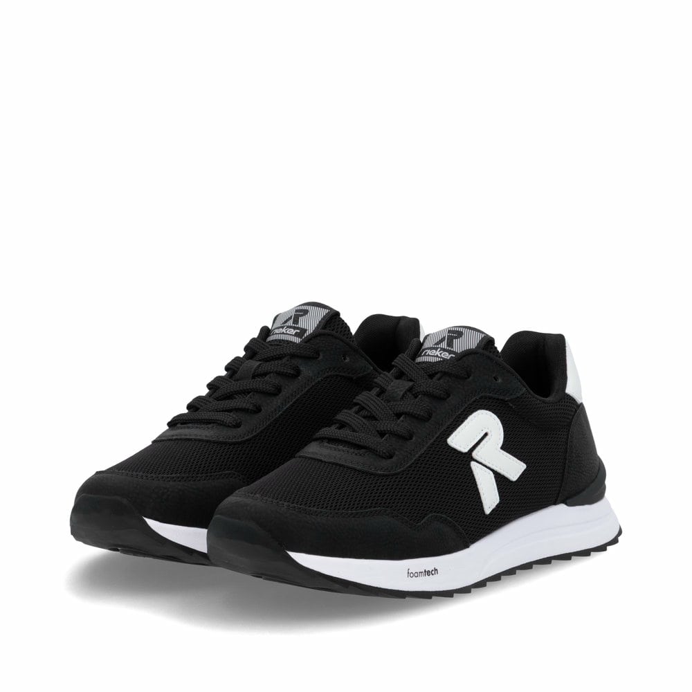 Schwarze Rieker Damen Sneaker Low W2404-00 mit Schnürung sowie abgesetztem Logo. Schuhpaar seitlich schräg.