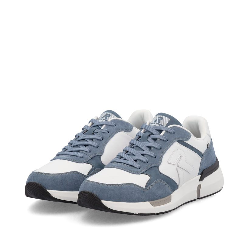 Weiße Rieker Herren Sneaker Low U1400-81 mit Schnürung sowie flexibler Sohle. Schuhpaar seitlich schräg.