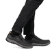 Schwarze Rieker Herren Slipper 03651-00 mit wasserabweisender RiekerTEX-Membran. Schuh am Fuß.