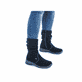 Tiefschwarze Rieker Damen Kurzstiefel Z68M1-01 mit einer schockabsorbierenden Sohle. Schuh seitlich schräg