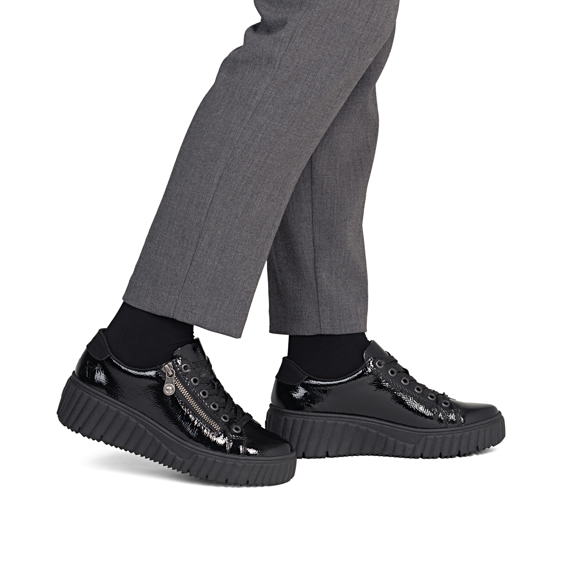 Baskets basses Rieker noires pour femme N2501-00 en cuir verni. Chaussure au pied.