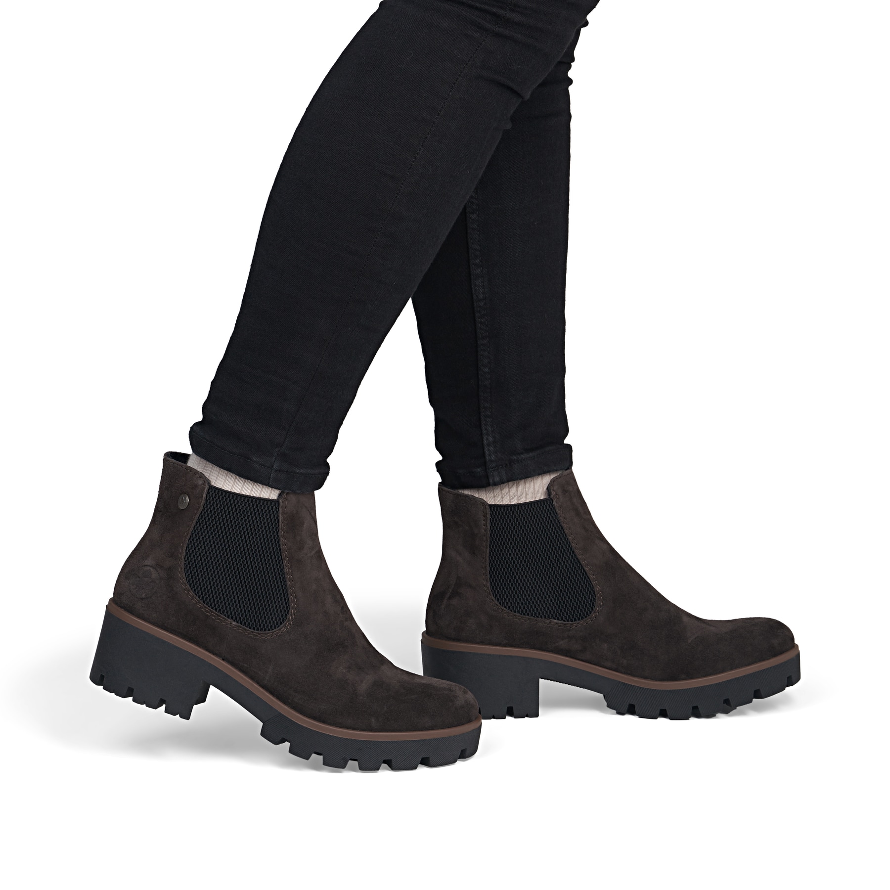 Dunkelbraune Rieker Damen Chelsea Boots 79265-25 aus Rauleder mit einem Gummizug. Schuh am Fuß.