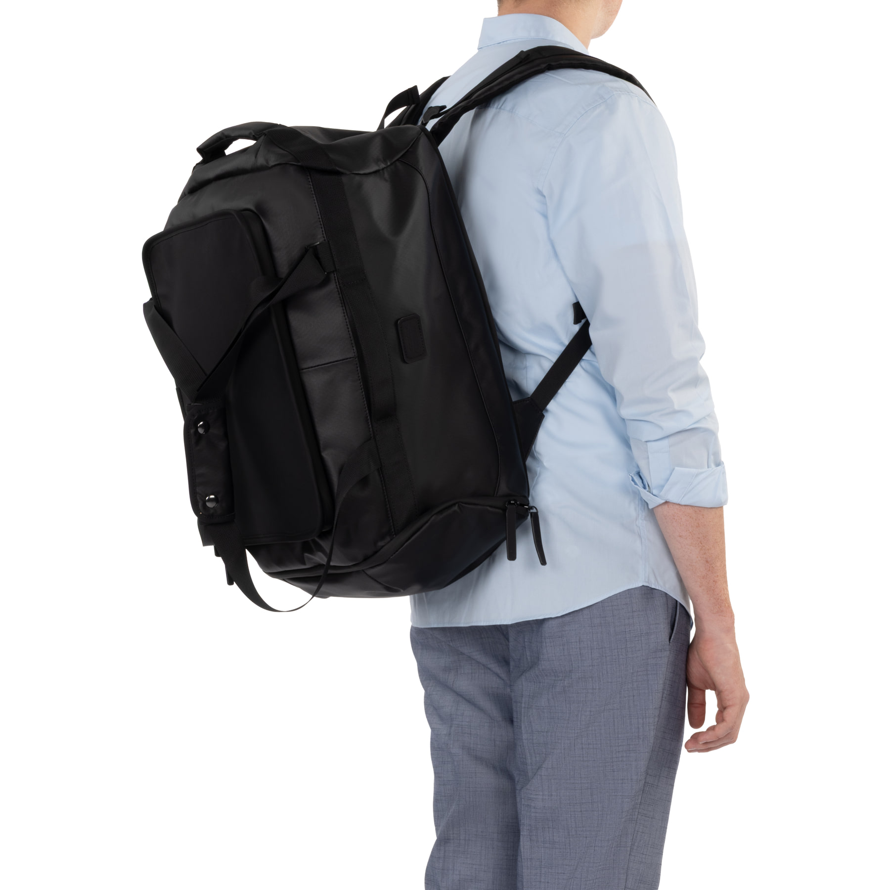 Sac de voyage Rieker H5202-00 noir avec fermeture éclair, bretelle amovible et poche intérieure amovible. Porté.