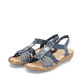 Blaue Rieker Damen Riemchensandalen 628G9-16 mit Schmuckelementen sowie Gummizug. Schuhpaar seitlich schräg.