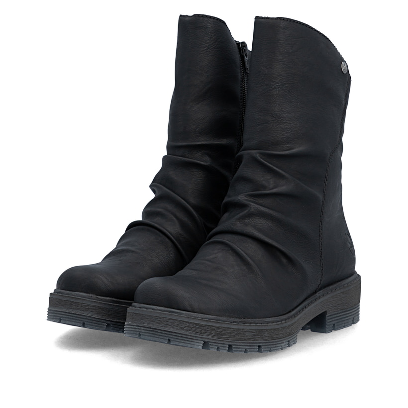 Schwarze Rieker Damen Kurzstiefel 75851-00 mit modischer Faltenoptik. Schuhpaar seitlich schräg.