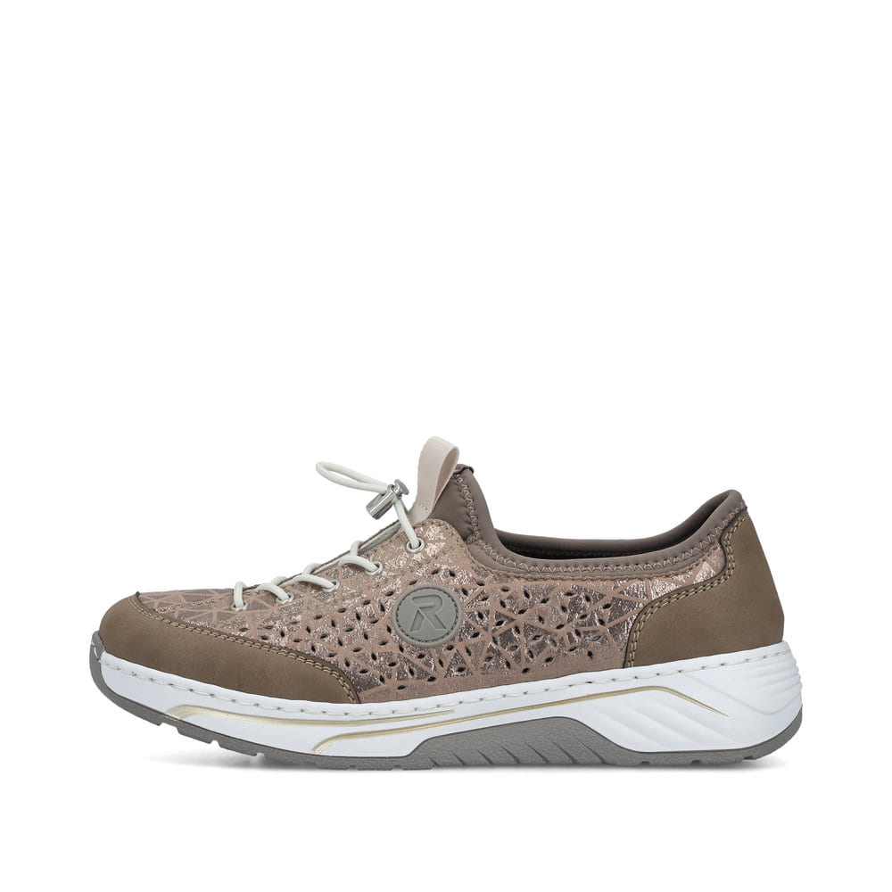 Beige Rieker Damen Slipper 53151-64 mit metallischem Finish sowie einem Gummizug. Schuh Außenseite.