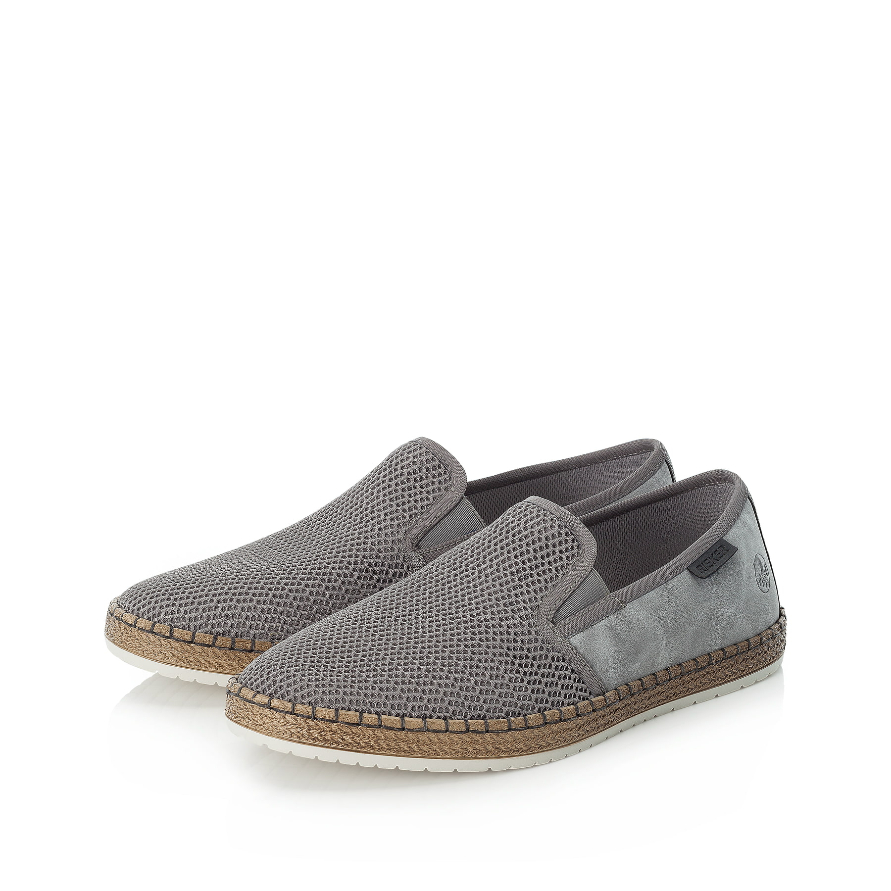 Graue Rieker Herren Slipper B5265-43 mit einem Gummizug sowie Komfortweite G 1/2. Schuhpaar seitlich schräg.