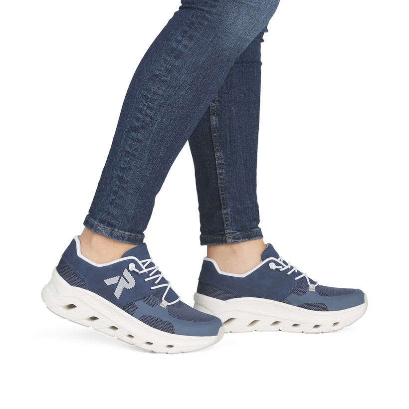 Blaue Rieker Damen Sneaker Low W3500-12 mit Schnürung sowie dämpfender Sohle. Schuh am Fuß.