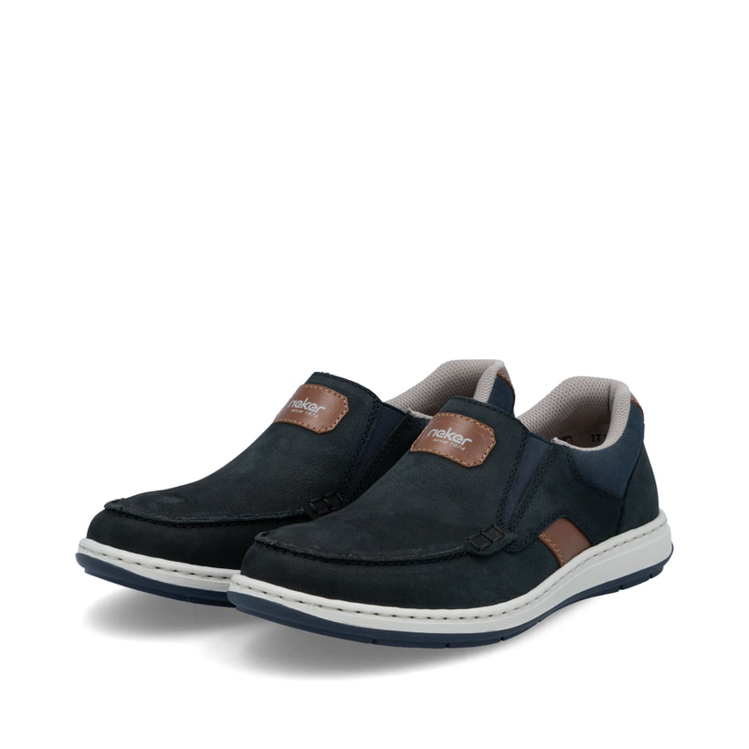 Blaue Rieker Herren Slipper 17368-14 mit einem Gummizug sowie der Extraweite H. Schuhpaar seitlich schräg.