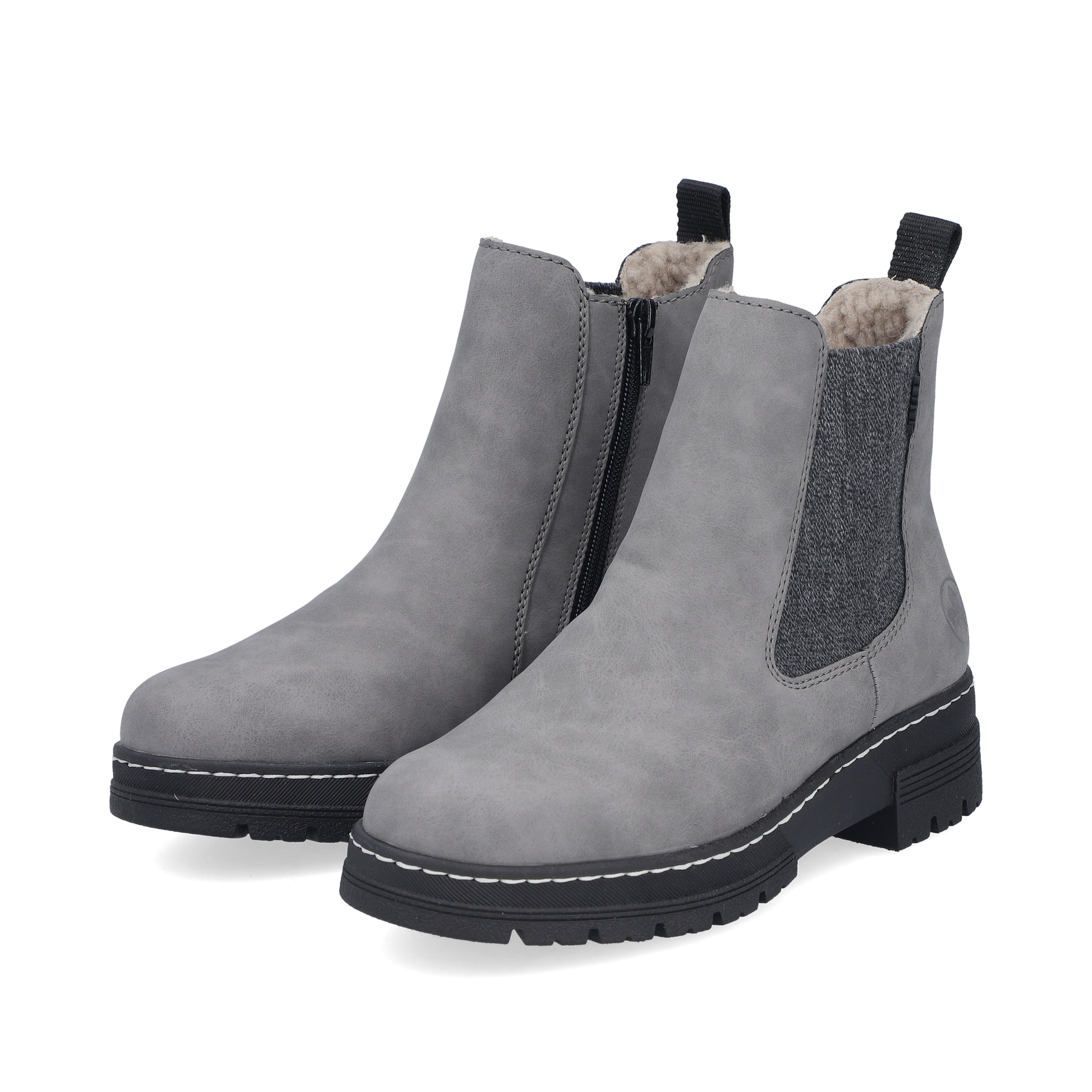 Hellgraue Rieker Damen Chelsea Boots 73892-42 mit einem Reißverschluss. Schuhpaar seitlich schräg.