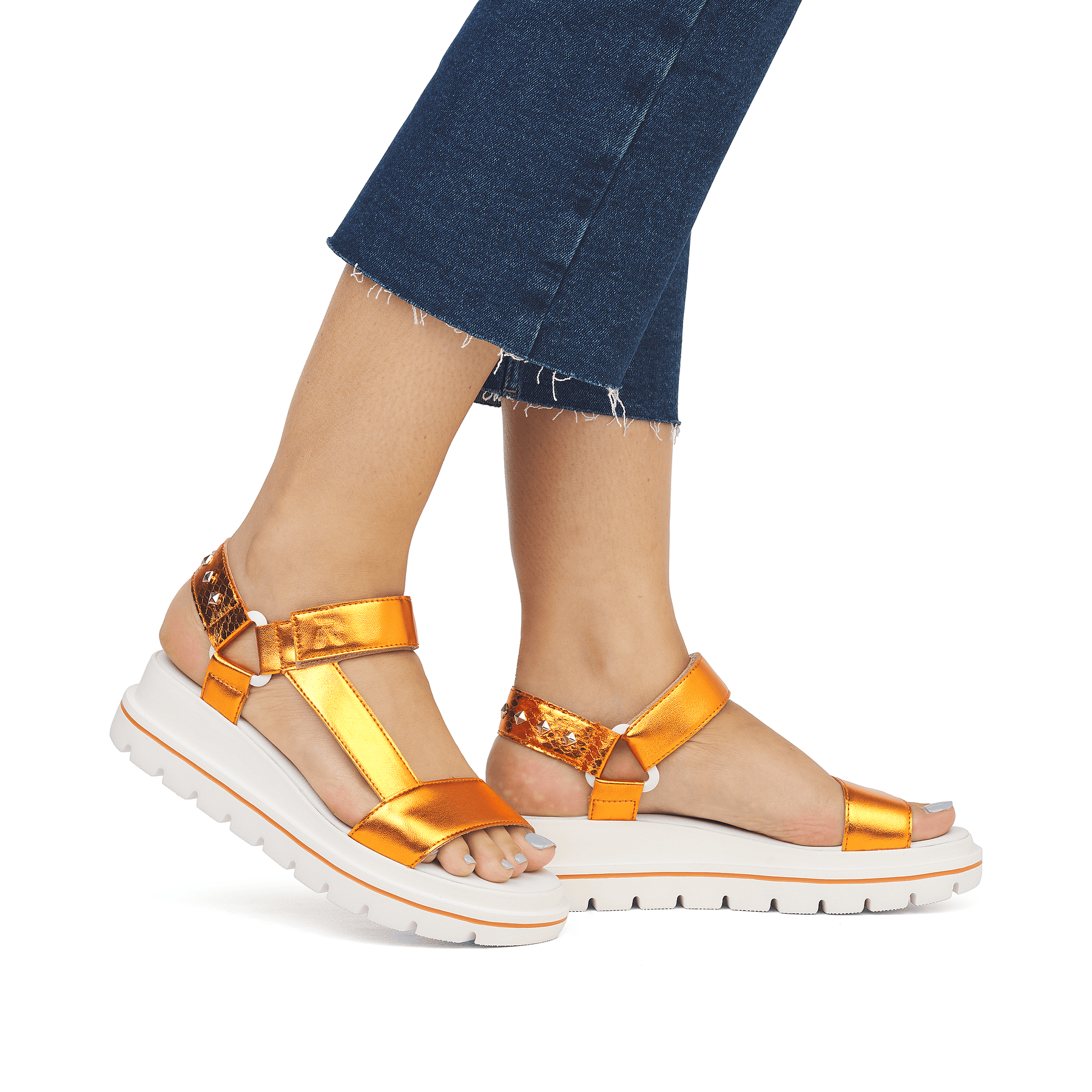 Orangene Rieker Damen Riemchensandalen W1651-38 mit ultra leichter Sohle. Schuh am Fuß.