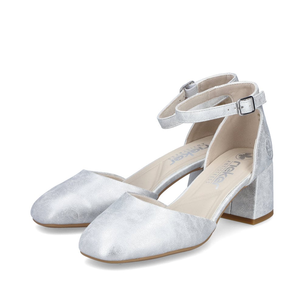 Silberne Rieker Pumps 44762-90 mit Schnallen sowie einer griffigen Sohle. Schuhpaar seitlich schräg.
