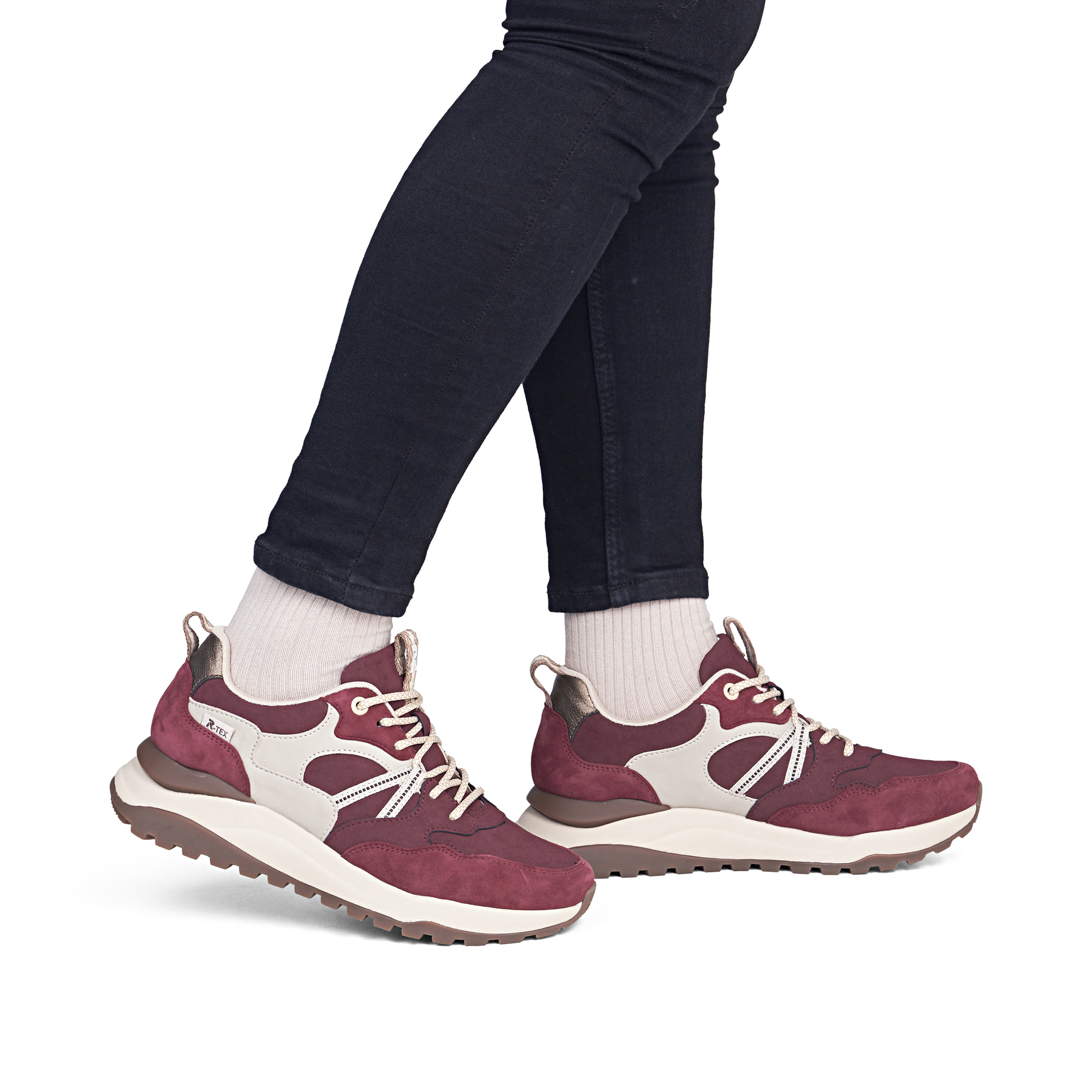 Baskets basses Rieker rouges pour femmes W2501-35 avec membrane RiekerTEX. Chaussure au pied.