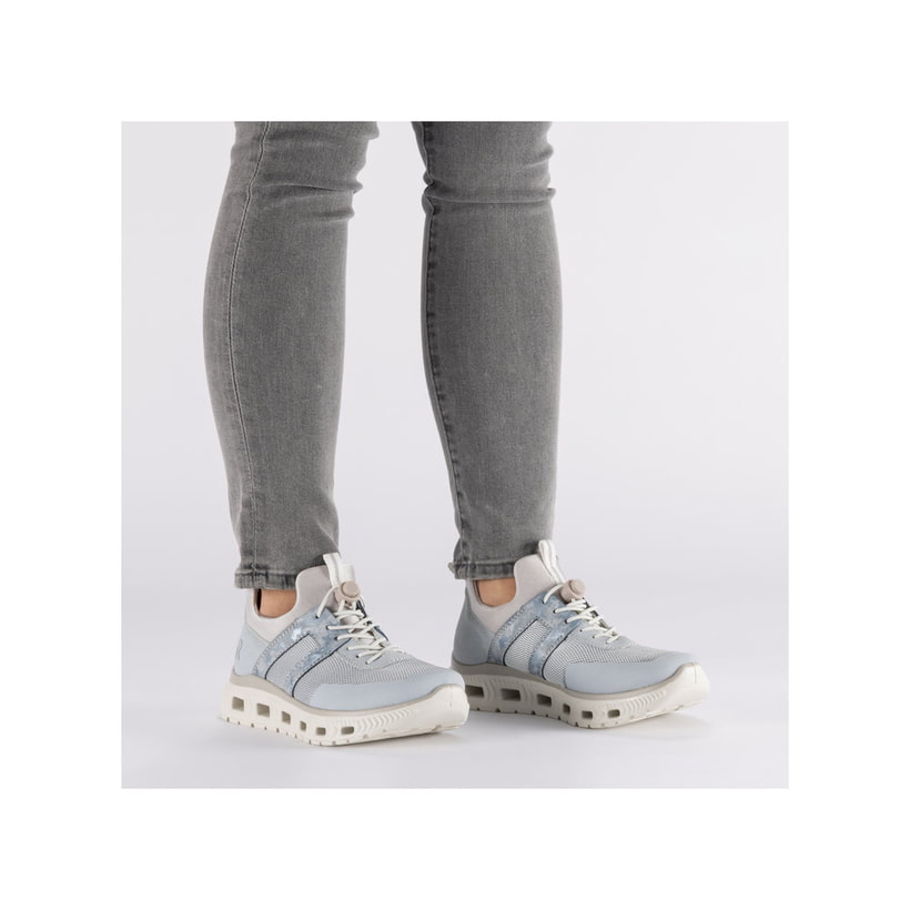 Blaue Rieker Damen Sneaker Low M6061-12 mit einem Gummizug sowie Komfortweite G. Schuh am Fuß.