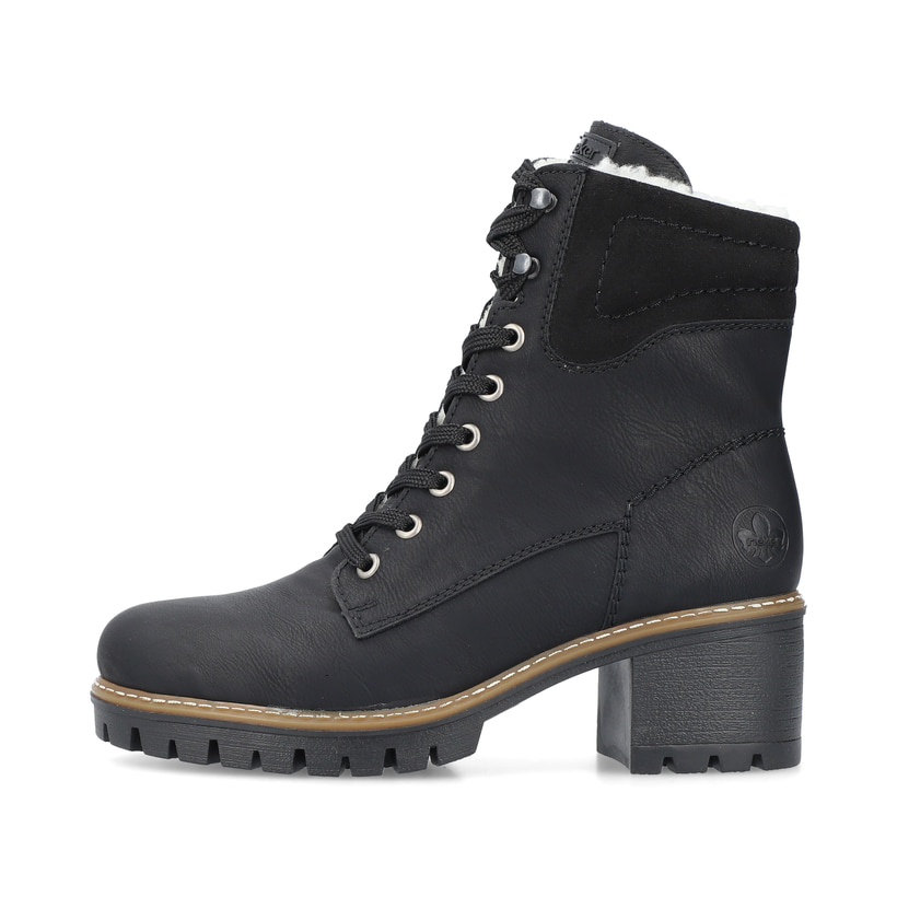 
Tiefschwarze Rieker Damen Schnürstiefel Y8610-00 mit einer Profilsohle mit Blockabsatz. Schuh Außenseite