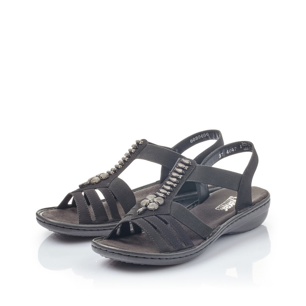 Schwarze Rieker Damen Riemchensandalen 60806-00 mit einem Elastikeinsatz. Schuhpaar seitlich schräg.