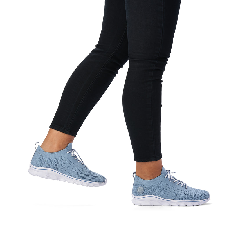 Blaue Rieker Damen Sneaker Low 54020-12 mit ultra leichter und flexibler Sohle. Schuh am Fuß.