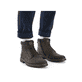 Holzbraune Rieker Herren Schnürstiefel 33640-25 mit einem Reißverschluss. Schuh am Fuß.